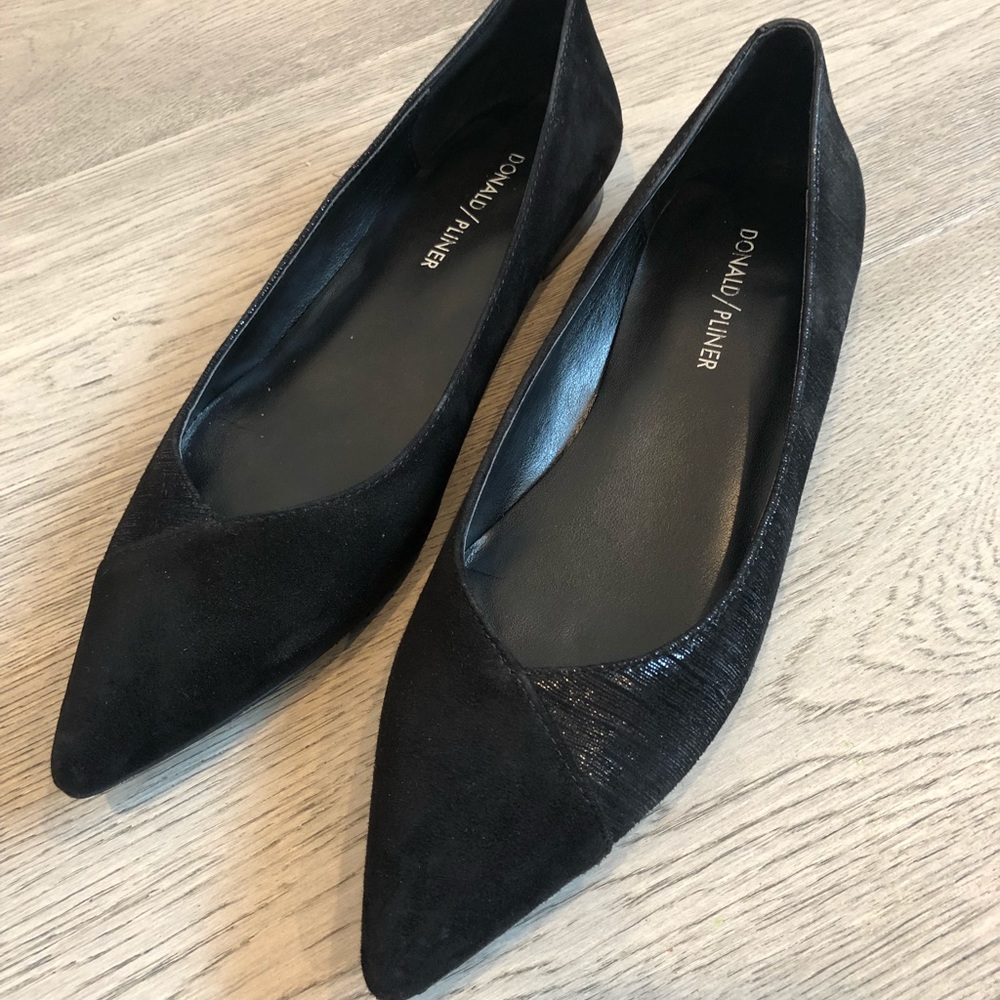 Donald Pliner two black tones flats